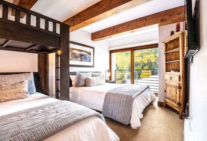 Druga spavaća soba s krevetima Restoration Hardware. Dva bračna kreveta (160x200), loft s dva odvojena kreveta i TV.