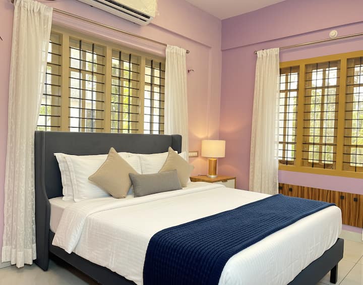 Përjeto çlodhje të pashembullt në këtë dhomë gjumi të kuruar bukur dhe luksoze që vjen e pajisur me ajër të kondicionuar