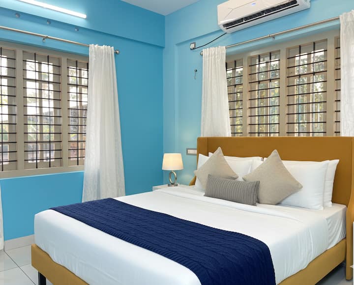 Përjeto çlodhje të pashembullt në këtë dhomë gjumi të kuruar bukur dhe luksoze që vjen e pajisur me ajër të kondicionuar