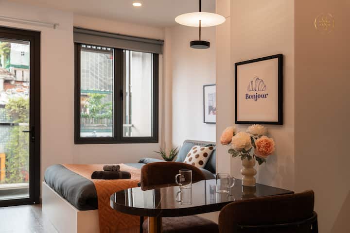 District 1 Spacious Studio W/ Balcony & Kitchen - Ho Chi Minh