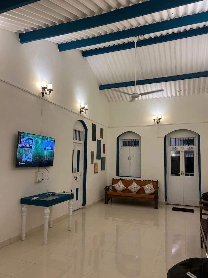 The Coastal Nest (Vintage Pool Villa Devka Beach) - Damán
