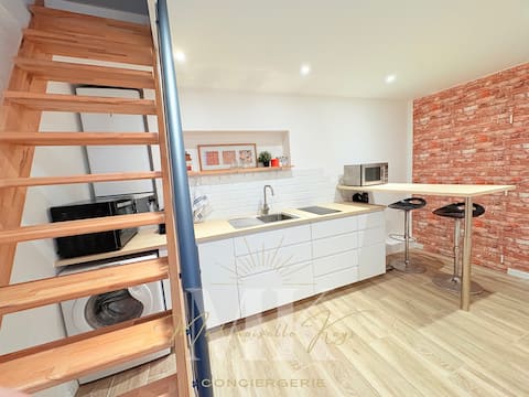 Top performing Airbnb: The Small Duplex - city center in Sens