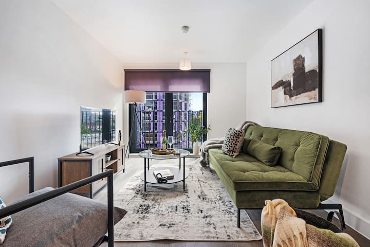 Sebule nzuri sana, yenye nafasi na ya kisasa iliyo na televisheni janja, mandhari ya jiji na kitanda cha sofa pia. 