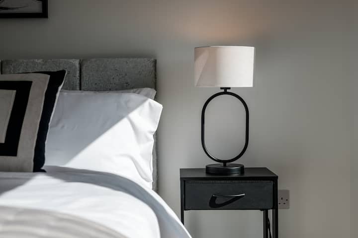 Mashuka safi maridadi, kitanda cha watu wawili. 