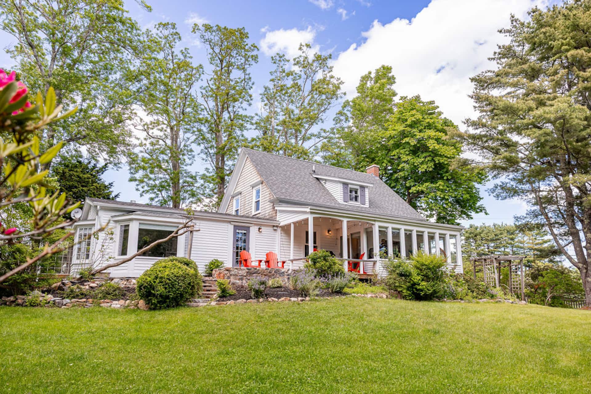 Summer Home steps from Lunenburg Yacht Club