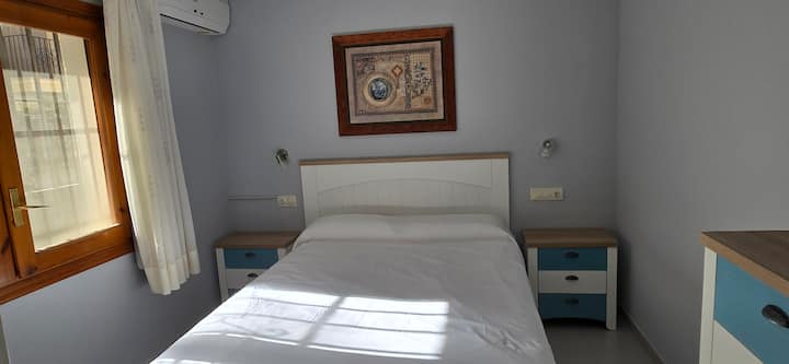 La chambre est très grande, avec un lit de 150x200cm et un matelas neuf. Il y a des armoires et des commodes et dispose de la climatisation, d'un ventilateur et d'une télévision dans la chambre. Nous laissons des draps.