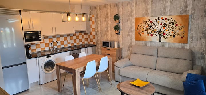 Espace spacieux où vous trouverez la cuisine et le coin salon. Il dispose d'un canapé-lit de 140 cm. Il dispose de la climatisation et du WIFI haut débit. 