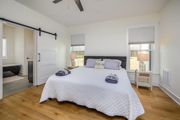 Dhoma kryesore e gjumit me krevat dopio "King".