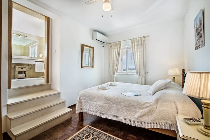 ห้องนอนที่หันหน้าไปทางทิศใต้นี้มีห้องน้ำในตัวขนาดใหญ่พร้อมฝักบัวและอ่างจากุซซี่
โปรดทราบว่ามีขั้นบันไดไปยังห้องน้ำ