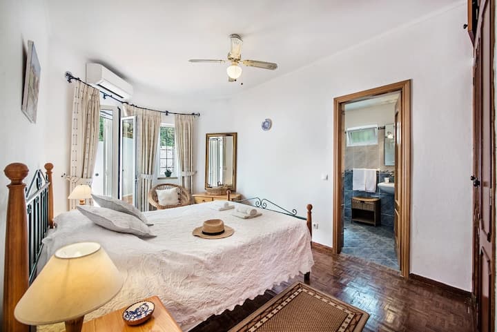 ห้องนอนนี้สามารถใช้ระเบียงด้านหลังส่วนตัวได้ มีห้องน้ำในตัว