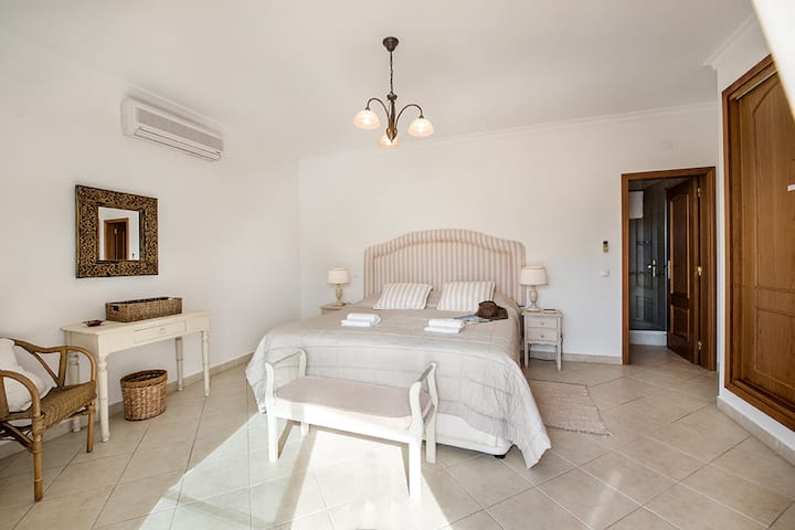 ห้องนอนใหญ่ที่ชั้นบนมีเตียงขนาดคิงไซส์ ระเบียงส่วนตัวพร้อมวิวที่โดดเด่น พร้อมห้องน้ำในตัวเต็มรูปแบบพร้อมอ่างอาบน้ำ อ่างล้างหน้าคู่ และฝักบัวแยกต่างหาก