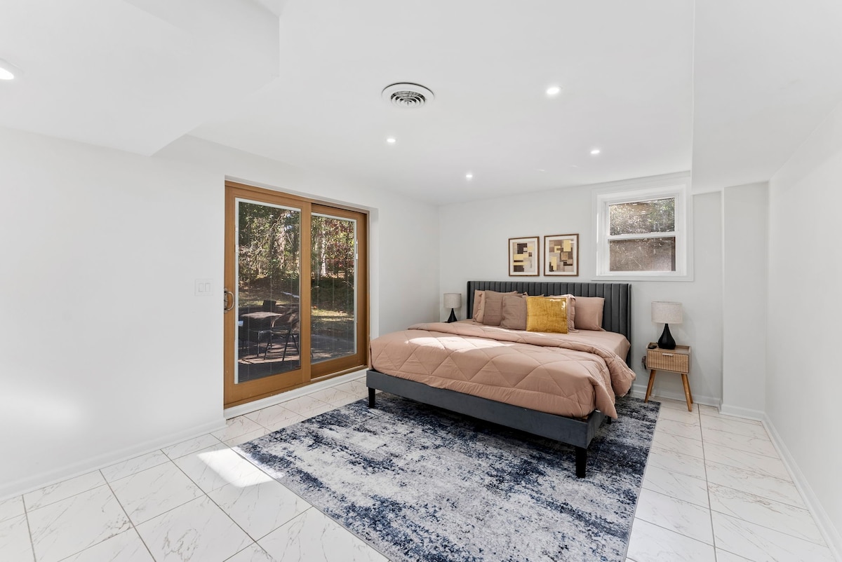 Priestranná spálňa s manželskou posteľou veľkosti King, inteligentným televízorom a pohodlným, relaxačným zariadením.