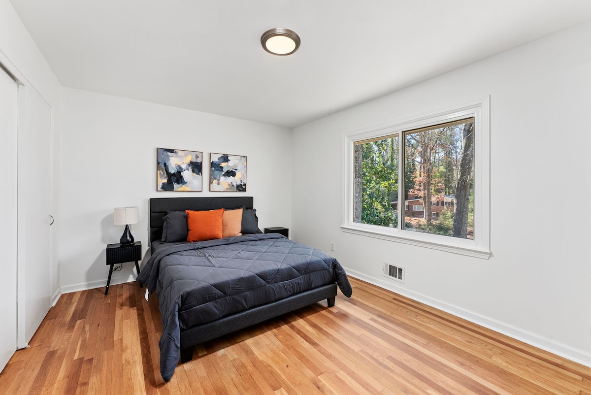 Pohodlná spálňa s manželskou posteľou, čistá posteľná bielizeň, inteligentný televízor a relaxačná atmosféra.