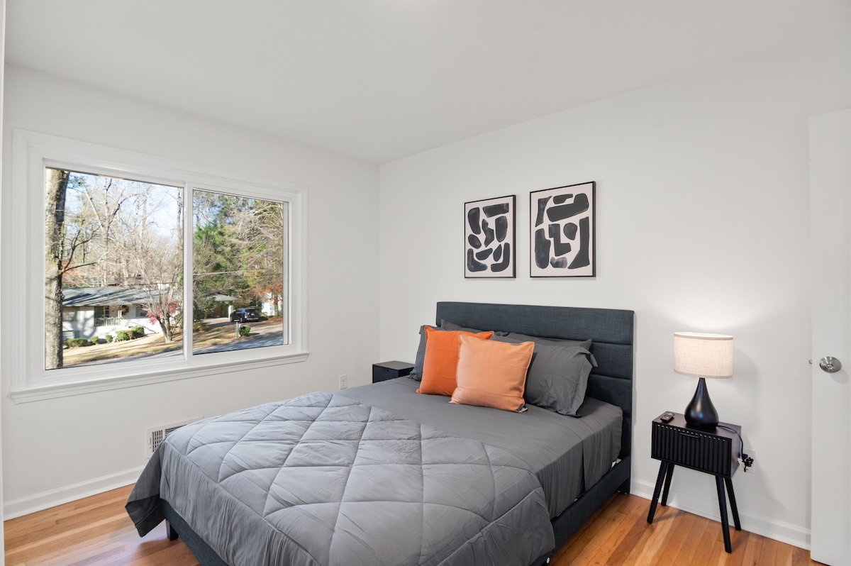 Tichá spálňa určená na odpočinok s útulnou posteľou a čistými povrchmi.