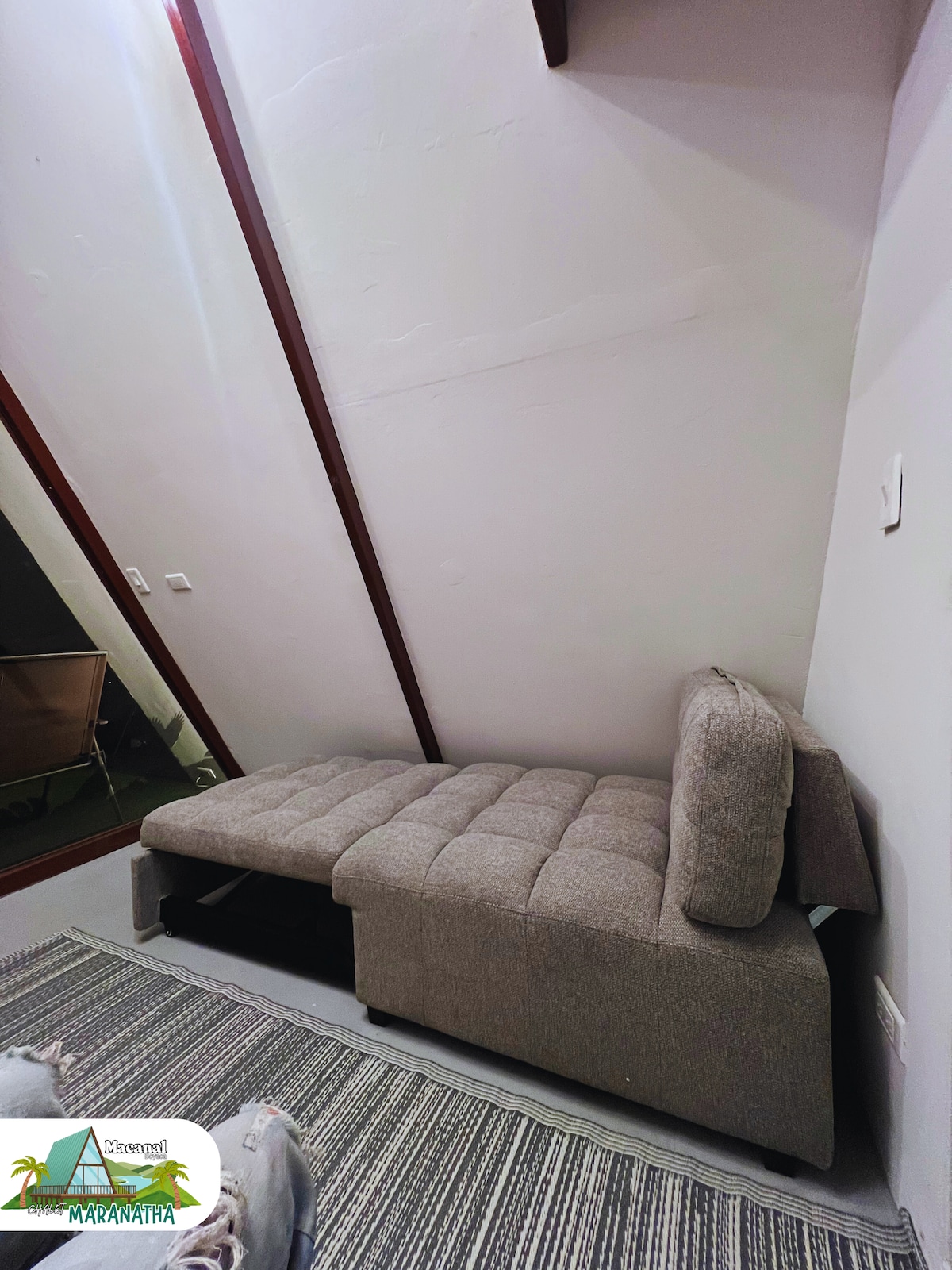 „Integrirani i svijetli prostor s najboljim pogledom na kuću. Ima udoban kauč na razvlačenje (savršen za 1 odraslu osobu ili djecu) i povezan je s balkonom kako biste mogli dijeliti nezaboravne trenutke.