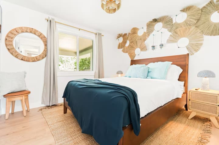 Cómodo dormitorio tamaño queen con armario y TV para noches relajantes.