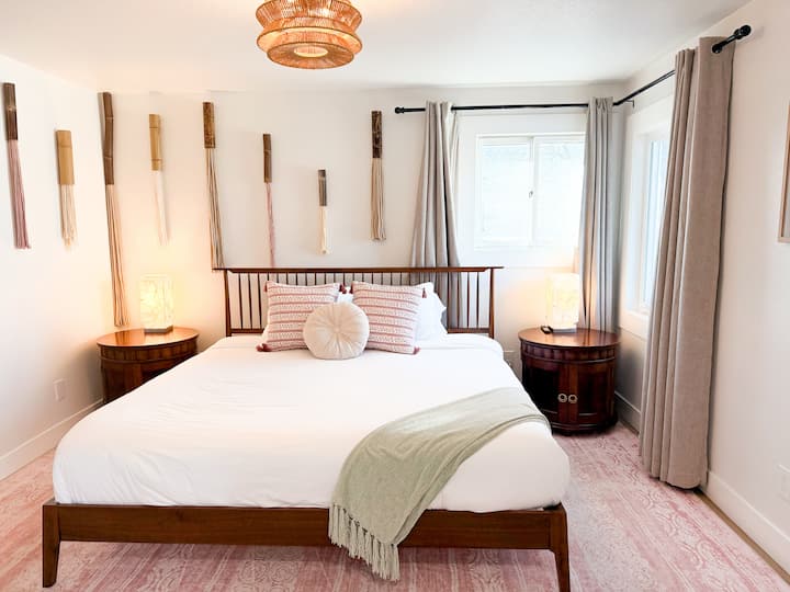 La suite principal ofrece una cómoda cama tamaño king y un espacioso baño privado con tocador doble y un baño completo.