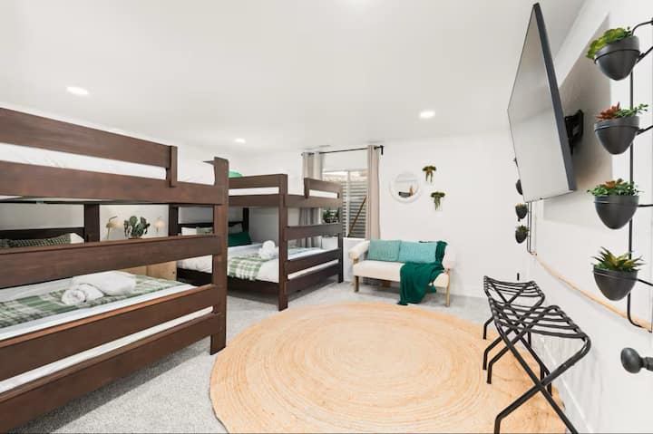 Dormitorio con dos literas tamaño queen, vestidor y TV, que ofrece comodidad y mucho espacio para instalarse.