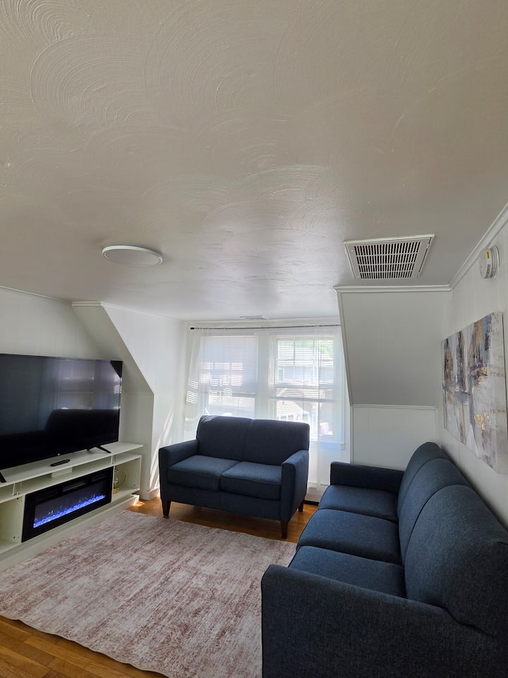 Experience A Comfortable & Cozy Stay In This Home. - Lake Gaillard, CT
