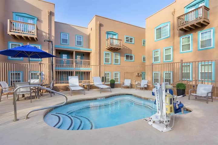 Spacious Suite Near Plaza, Skiing & Art Museums - Santa Fe, NM