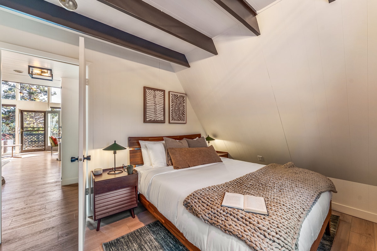 Класични забавни коси ѕидови во форма на А во оваа спална соба.  Сѐ уште може да имате 2 ноќевања со обезбедени полначи за телефон.