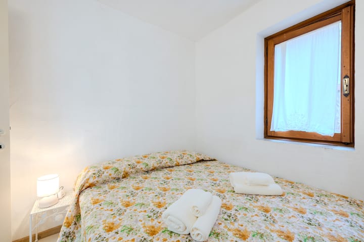 Camera da letto matrimoniale con biancheria e set asciugamani per ogni