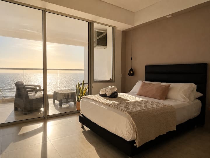 Sunset Studio, Sea Balcony, Piscina, 5-min Airport - 