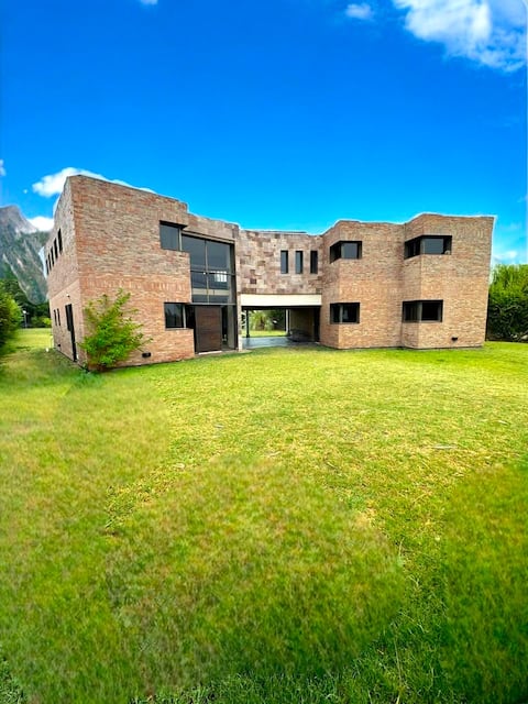 Beautiful Mansion, with Pool, Grill, Jacuzzi, Patio