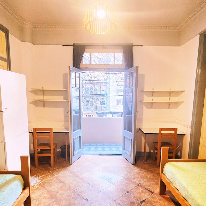 Habitación amoblada con balcón en Boedo