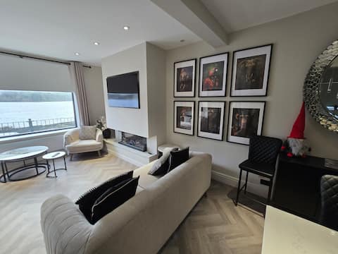 Successful Airbnb property: Beautiful home with outstanding lake views in Rochdale