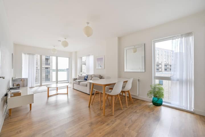 Beautiful And Bright 2 Bedroom Flat With Balcony - 일퍼드