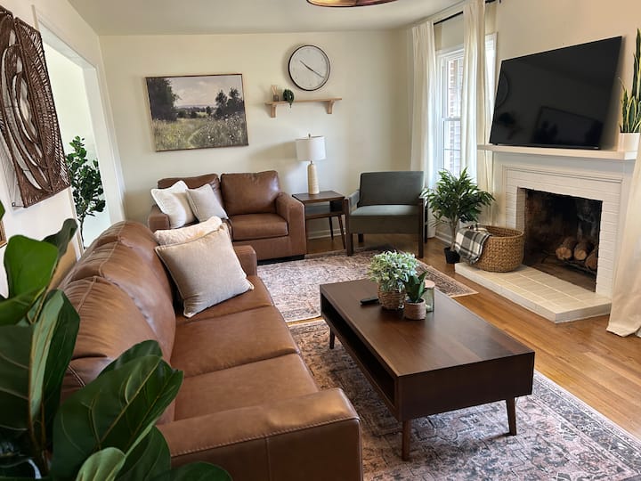 Closed Midwest Comfort Stay: Sleeps 15 - Belton, MO