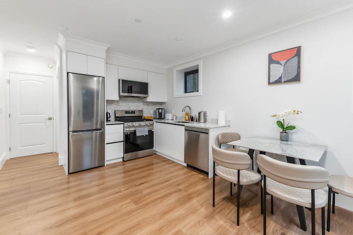 Charming Two Bedrooms Suite In Vancouver | - Vancouver