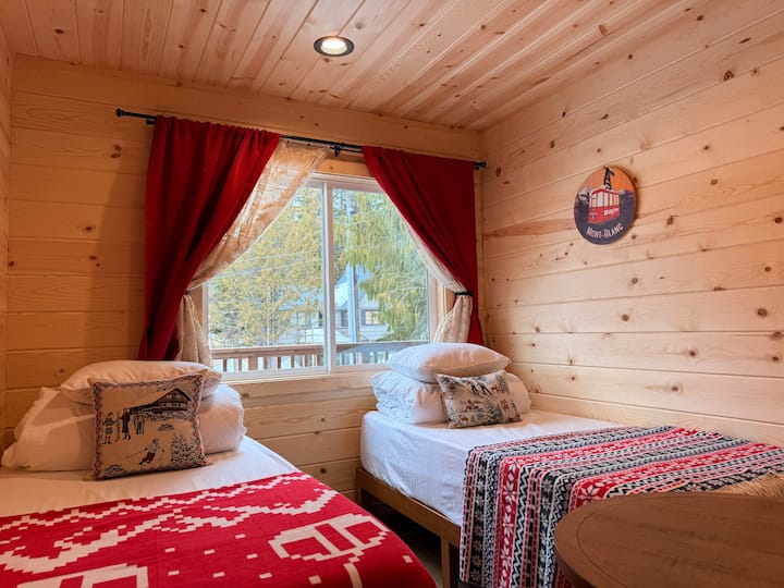 Vitanda viwili vya mapacha, meza, kiti, kabati