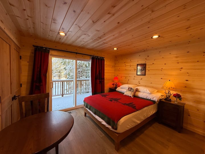 Kitanda cha malkia, meza + kiti, kabati, bafu lililoambatanishwa, njia ya kutoka kwenye roshani ya mbele