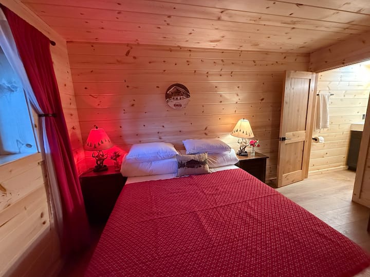 Chumba cha kulala cha fleti: kitanda cha kifalme, meza + kiti, bafu la kujitegemea lililoambatanishwa