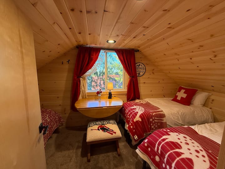 Roshani iliyo na vitanda 3 vya mtu mmoja (kitanda 1 cha kawaida cha watu wawili, vitanda 2 vyembamba vya watu wawili). Meza na kiti. Kuna kabati dogo lenye rafu na viango kwenye ukumbi. 