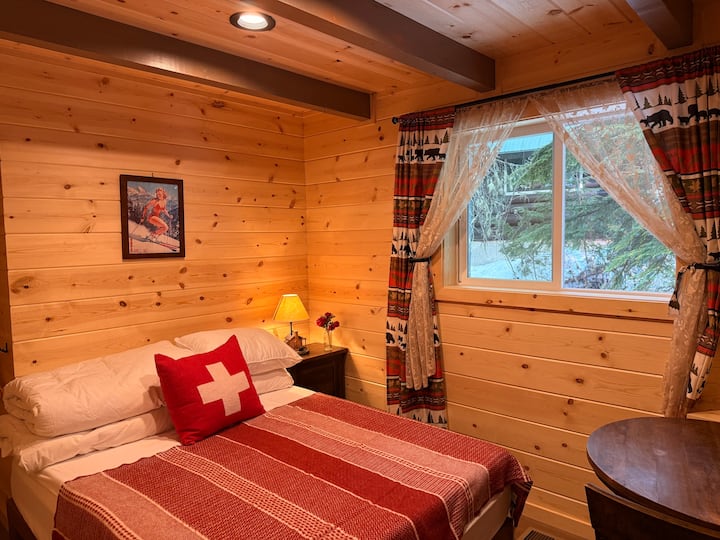 kitanda cha watu wawili, meza, kiti, kabati