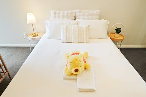 02. Hurstville Cute Cozy Apartment. 2 min walk to train station, surrounded by big supermarkets, big