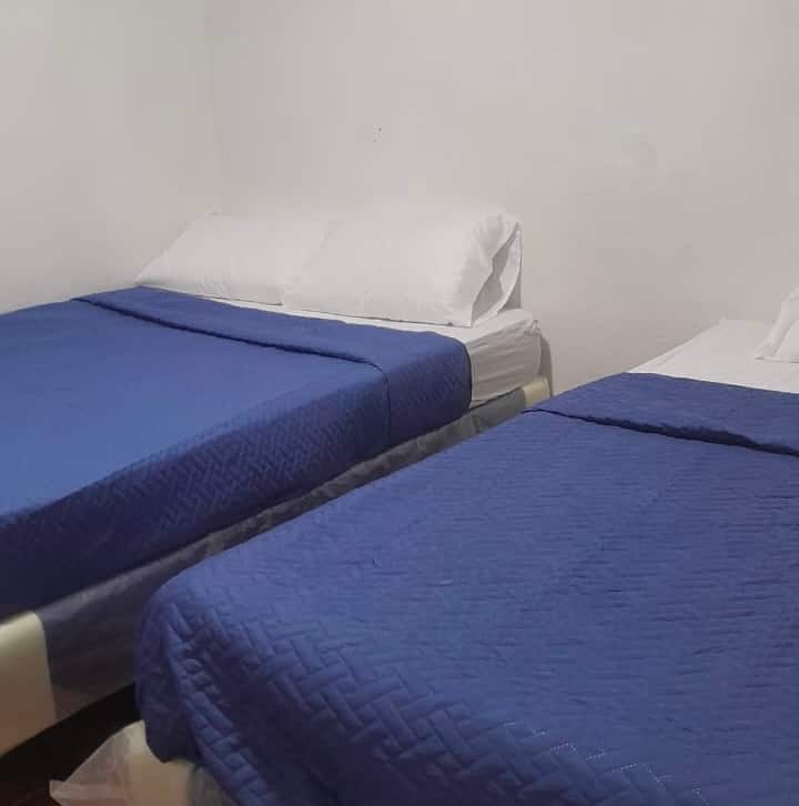 غرفة كاملة مع فراش ومروحة أرضية وخزانة ملابس 