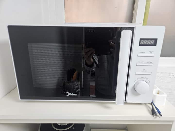 간단한 즉석 요리를 해 드실 수 있게 전자레인지도 준비했습니다.