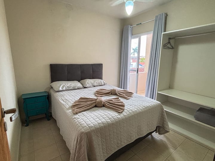 ห้องนอน 2 - เตียงใหญ่พร้อมระเบียง เรามีผ้าปูที่นอนและผ้าปูที่นอนสำหรับอาบน้ำ 