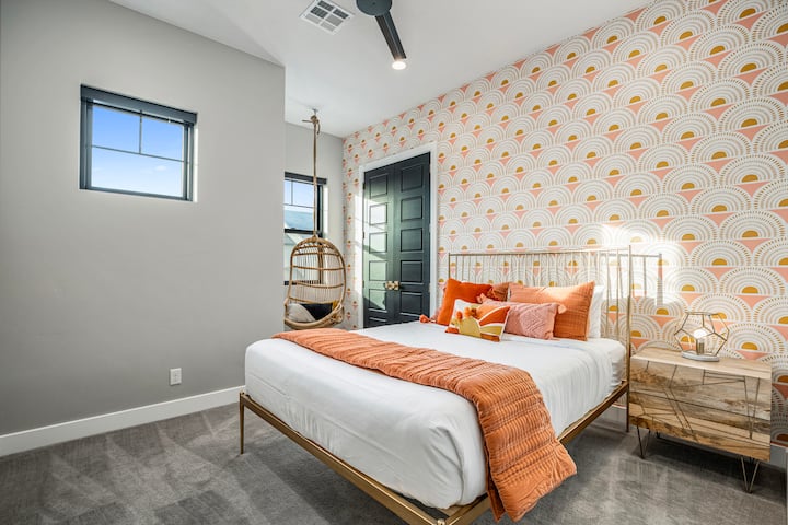 Queen bedroom suite sa itaas na may en-suite na banyo.