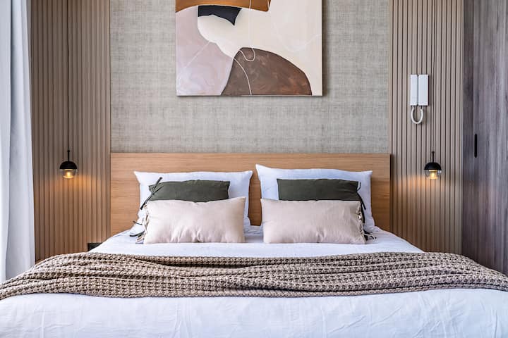 Cama estilo japonés con colchón cómodo, ropa de cama de calidad y cortinas blackout para un descanso profundo.