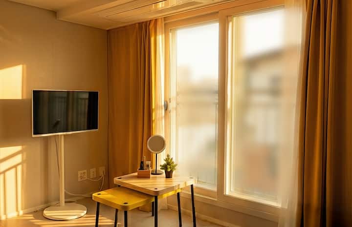 9-min Walk To Hongdae | 2br | Elevator | 24/7 Cctv - Seul