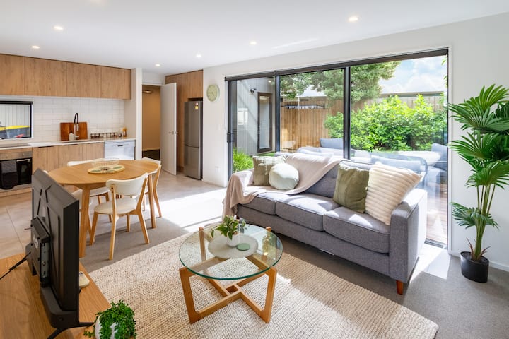 Central City House With Garage | Walk To Stadium - Christchurch