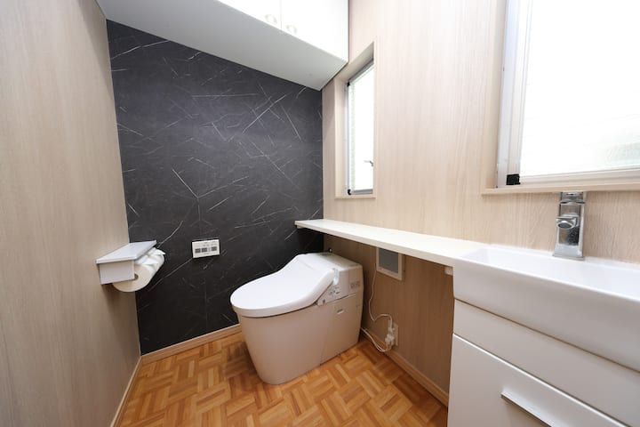 トイレにはウォシュレット（ビデ）機能が備わっています。