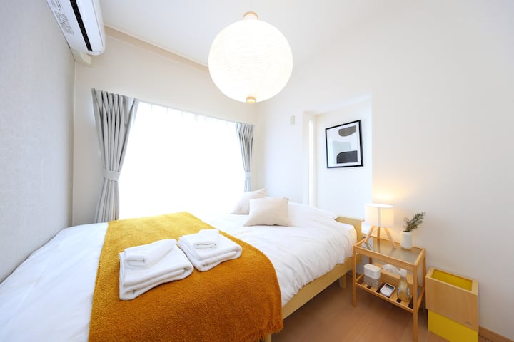 Esta es la primera habitación. Cuenta con un tema amarillo.