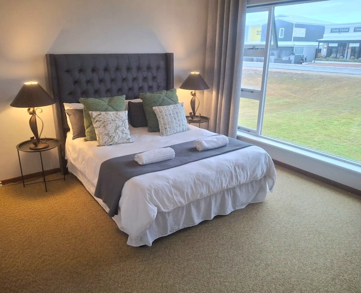 غرفة نوم في الطابق السفلي