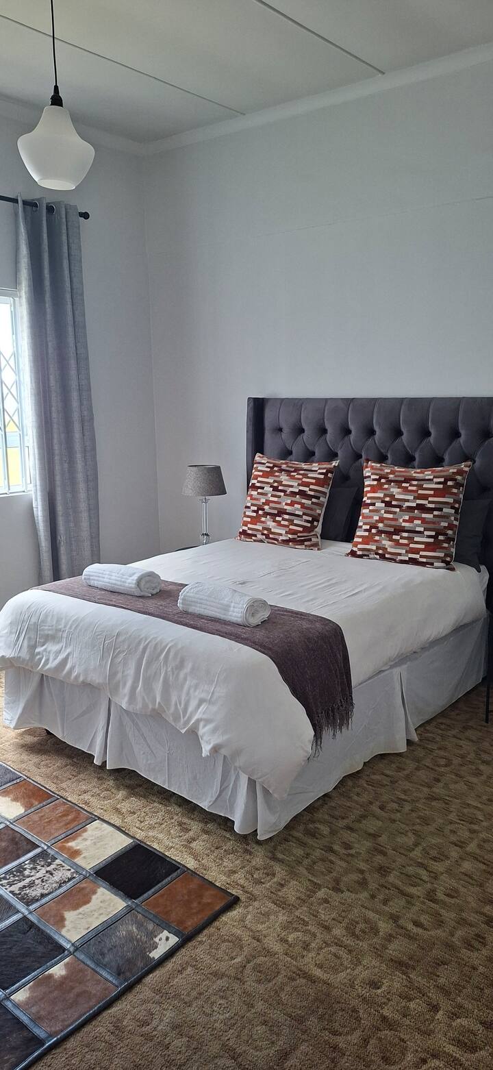 غرفة النوم في الطابق السفلي 